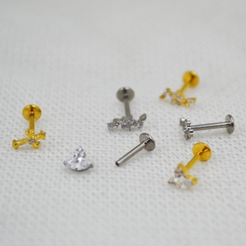 Lūpų piercing papuošalas – titano lydinys, G23 ASTM F136, geometrinis dizainas su gėlės kryžiumi ir marquise cirkoniu, graviruotas