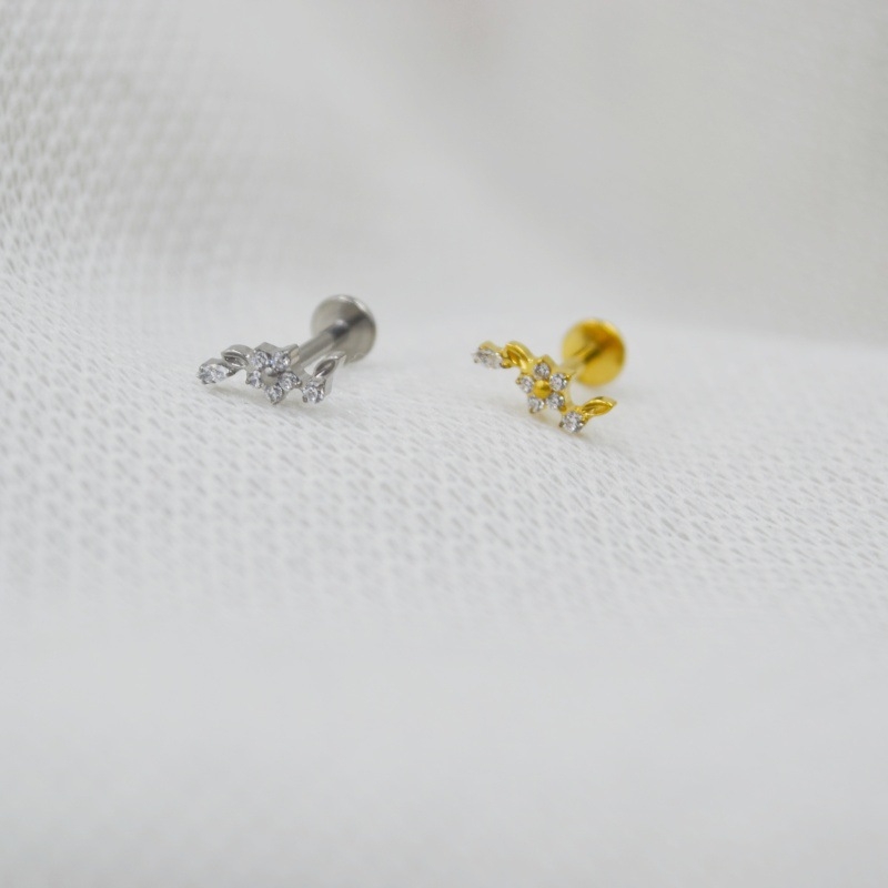 Lūpų piercing papuošalas – titano lydinys, G23 ASTM F136, geometrinis dizainas su gėlės kryžiumi ir marquise cirkoniu, graviruotas