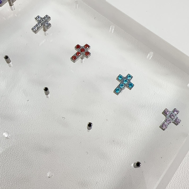 Геометрични кръстосани обици от титанова сплав G23 с диаманти 5A циркон, CNC огледално покритие