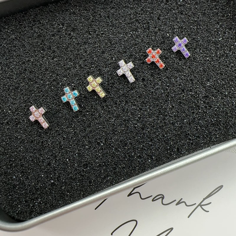 Геометрични кръстосани обици от титанова сплав G23 с диаманти 5A циркон, CNC огледално покритие