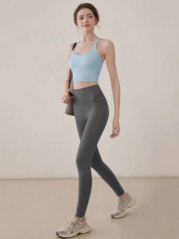 Moterų jogos komplektas su kryžminiu nugaros dizainu ir kelnėmis, trumpas viršus, be įdėklų, vasara 2025 (Veste: 82,1% poliesteris, 17,9% elastanas; Kelnės: 93,3% poliesteris, 6,7% elastanas)