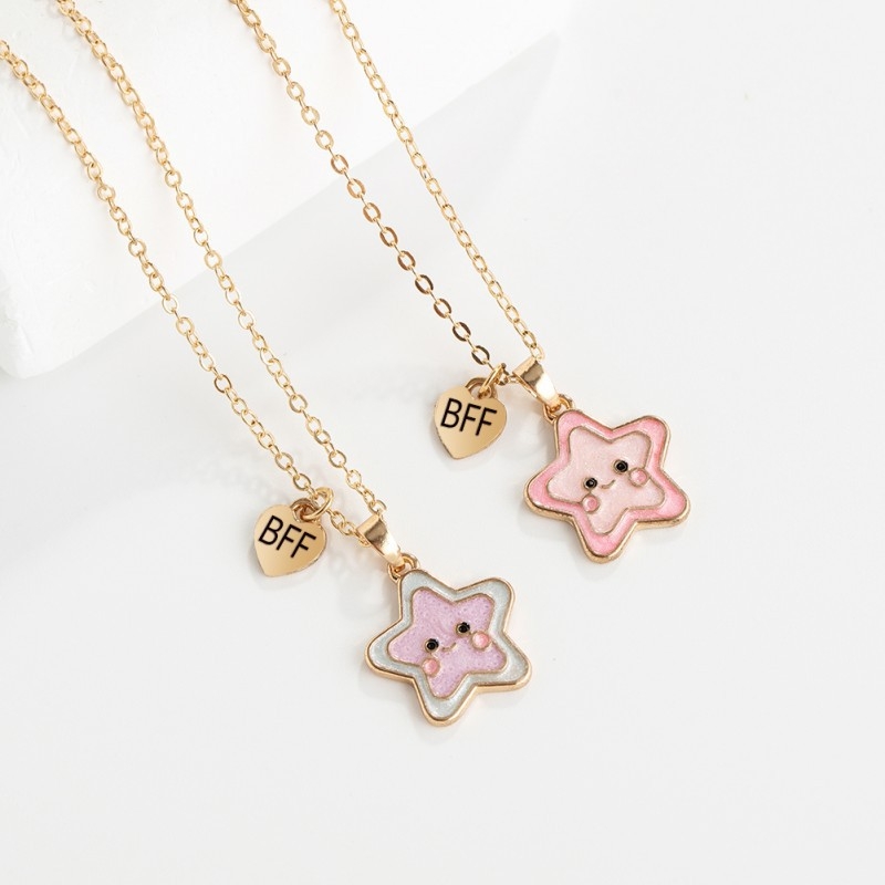 Set detských náhrdelníkov zliatiny s hviezdičkami a príveskami, kreslený štýl, povrch s kvapkou oleja, retiazka tvar postavy