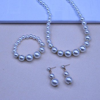 Detská súprava náhrdelník s perlami, náušnice a náramok - jednovrstvý dizajn s perlami (Materiál: plast/živica; Spracovanie: ručná výroba; Materiál prívesku: živica; Reťaz: guľový reťaz; Vek: 3–10 rokov)