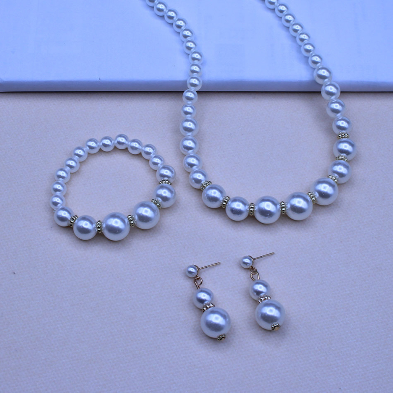 Detská súprava náhrdelník s perlami, náušnice a náramok - jednovrstvý dizajn s perlami (Materiál: plast/živica; Spracovanie: ručná výroba; Materiál prívesku: živica; Reťaz: guľový reťaz; Vek: 3–10 rokov)