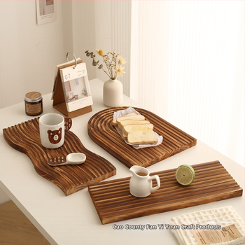 Nereguliarus medinis padėklas dekoracijoms ir laikymui, šiaurietiško stiliaus, rankomis piešta paviršius, dryžių raštas, skersmuo 11–13.9 cm.