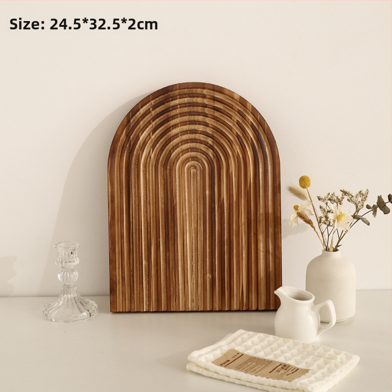 Nereguliarus medinis padėklas dekoracijoms ir laikymui, šiaurietiško stiliaus, rankomis piešta paviršius, dryžių raštas, skersmuo 11–13.9 cm.