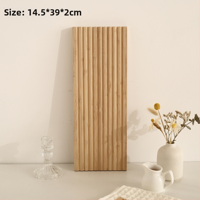 Nereguliarus medinis padėklas dekoracijoms ir laikymui, šiaurietiško stiliaus, rankomis piešta paviršius, dryžių raštas, skersmuo 11–13.9 cm.