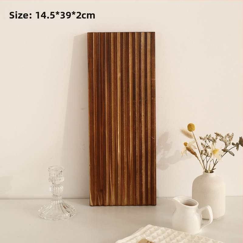 Nereguliarus medinis padėklas dekoracijoms ir laikymui, šiaurietiško stiliaus, rankomis piešta paviršius, dryžių raštas, skersmuo 11–13.9 cm.