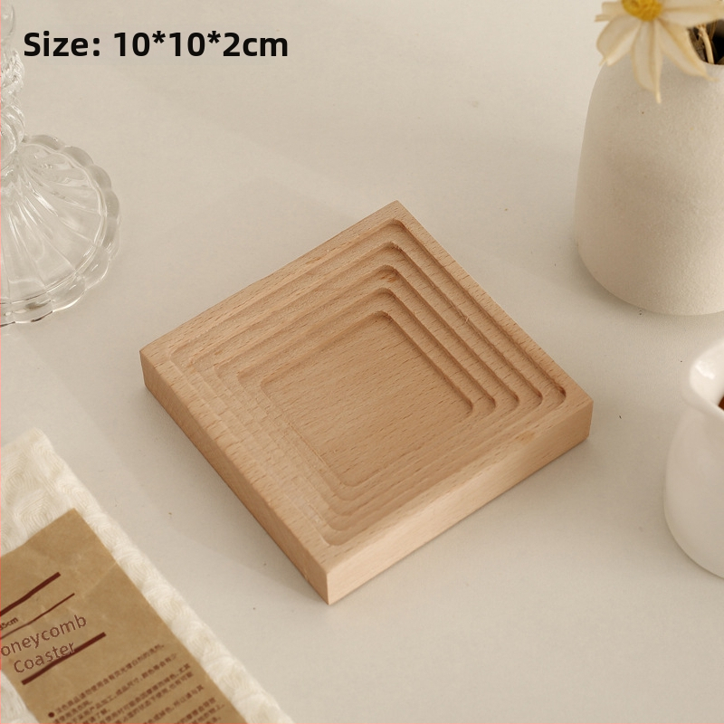 Nereguliarus medinis padėklas dekoracijoms ir laikymui, šiaurietiško stiliaus, rankomis piešta paviršius, dryžių raštas, skersmuo 11–13.9 cm.