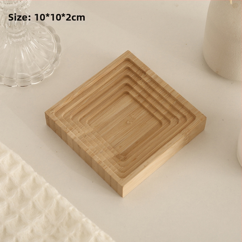 Nereguliarus medinis padėklas dekoracijoms ir laikymui, šiaurietiško stiliaus, rankomis piešta paviršius, dryžių raštas, skersmuo 11–13.9 cm.