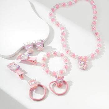 Detský šperk Cartoon štýlu s imitovanými perlami, živicovými príveskami a guľôčkovým reťazom – zahŕňa náhrdelník, náušnice a doplnky na ruku.