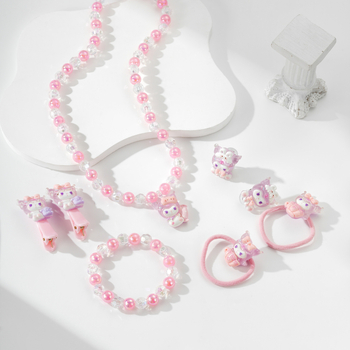 Detský šperk Cartoon štýlu s imitovanými perlami, živicovými príveskami a guľôčkovým reťazom – zahŕňa náhrdelník, náušnice a doplnky na ruku.