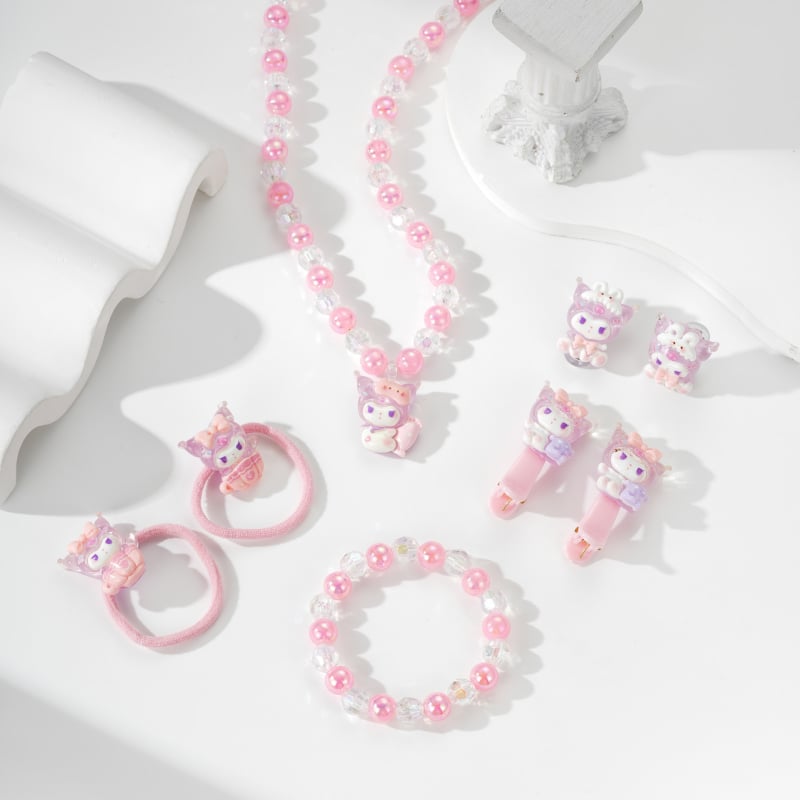 Detský šperk Cartoon štýlu s imitovanými perlami, živicovými príveskami a guľôčkovým reťazom – zahŕňa náhrdelník, náušnice a doplnky na ruku.