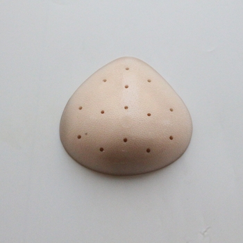 Silikónová prsná protéza – trojuholníkový tvar, perforovaná, dýchajúca, obyčajná hrúbka