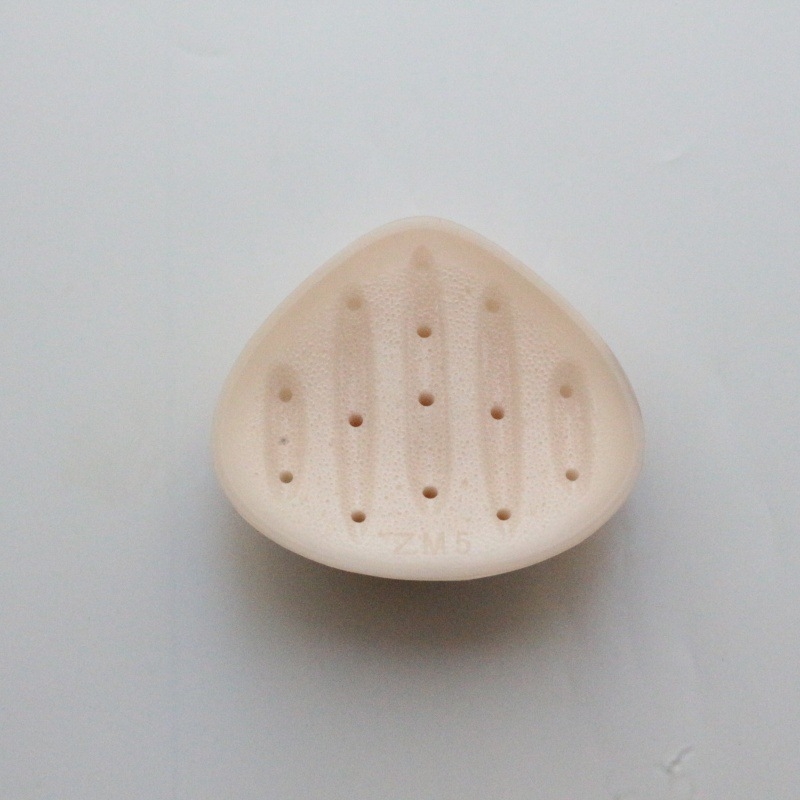 Silikónová prsná protéza – trojuholníkový tvar, perforovaná, dýchajúca, obyčajná hrúbka