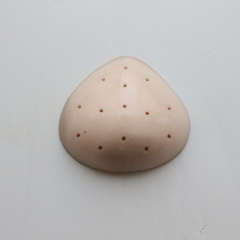 Silikónová prsná protéza – trojuholníkový tvar, perforovaná, dýchajúca, obyčajná hrúbka