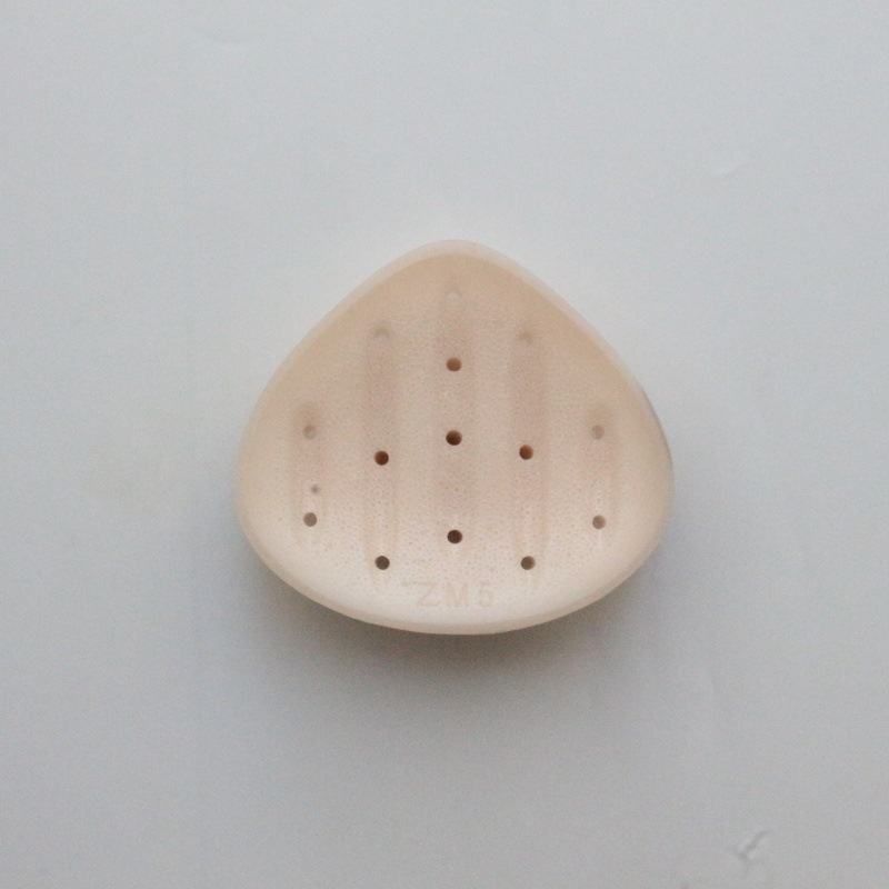 Silikónová prsná protéza – trojuholníkový tvar, perforovaná, dýchajúca, obyčajná hrúbka