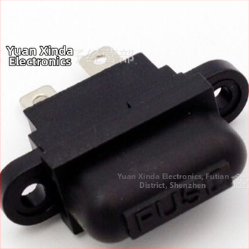 Automašīnas drošinātāja turētājs ar vāciņu un montāžas paneli, strāvas diapazons 1–50 A, spriegums 32 V, maksimālā strāva 50 A, darba temperatūra 90 °C