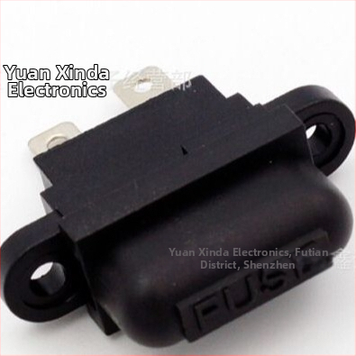 Automašīnas drošinātāja turētājs ar vāciņu un montāžas paneli, strāvas diapazons 1–50 A, spriegums 32 V, maksimālā strāva 50 A, darba temperatūra 90 °C