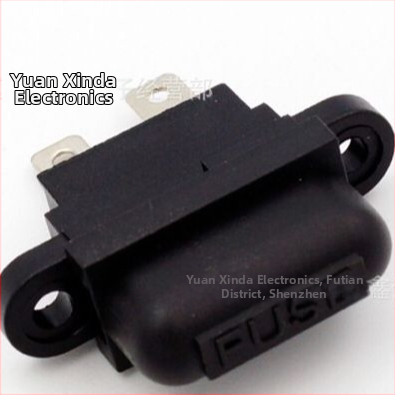 Automašīnas drošinātāja turētājs ar vāciņu un montāžas paneli, strāvas diapazons 1–50 A, spriegums 32 V, maksimālā strāva 50 A, darba temperatūra 90 °C