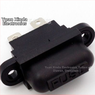 Automašīnas drošinātāja turētājs ar vāciņu un montāžas paneli, strāvas diapazons 1–50 A, spriegums 32 V, maksimālā strāva 50 A, darba temperatūra 90 °C