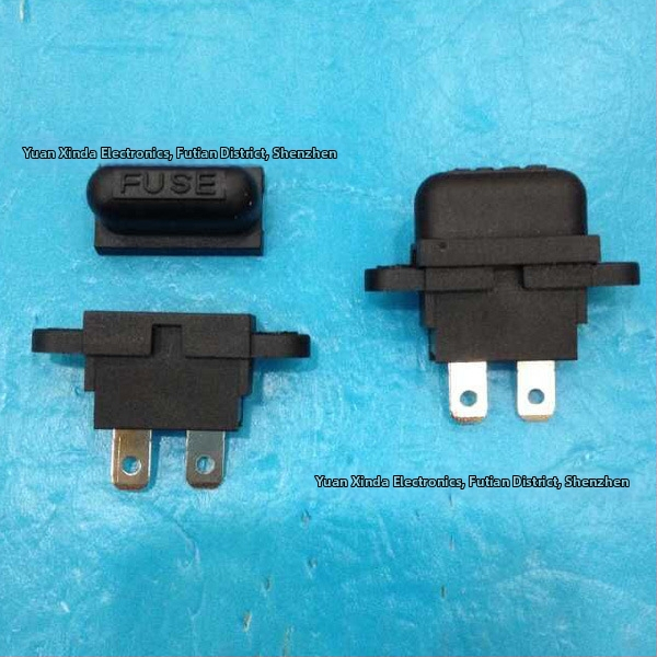 Automašīnas drošinātāja turētājs ar vāciņu un montāžas paneli, strāvas diapazons 1–50 A, spriegums 32 V, maksimālā strāva 50 A, darba temperatūra 90 °C