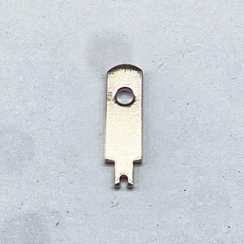 Universāls kontaktu rozete komplekts ar vara kontaktu atsperēm, kontaktu plāksnēm un korpusa ievietojumiem – saderīgs ar EU/US/UK standartiem