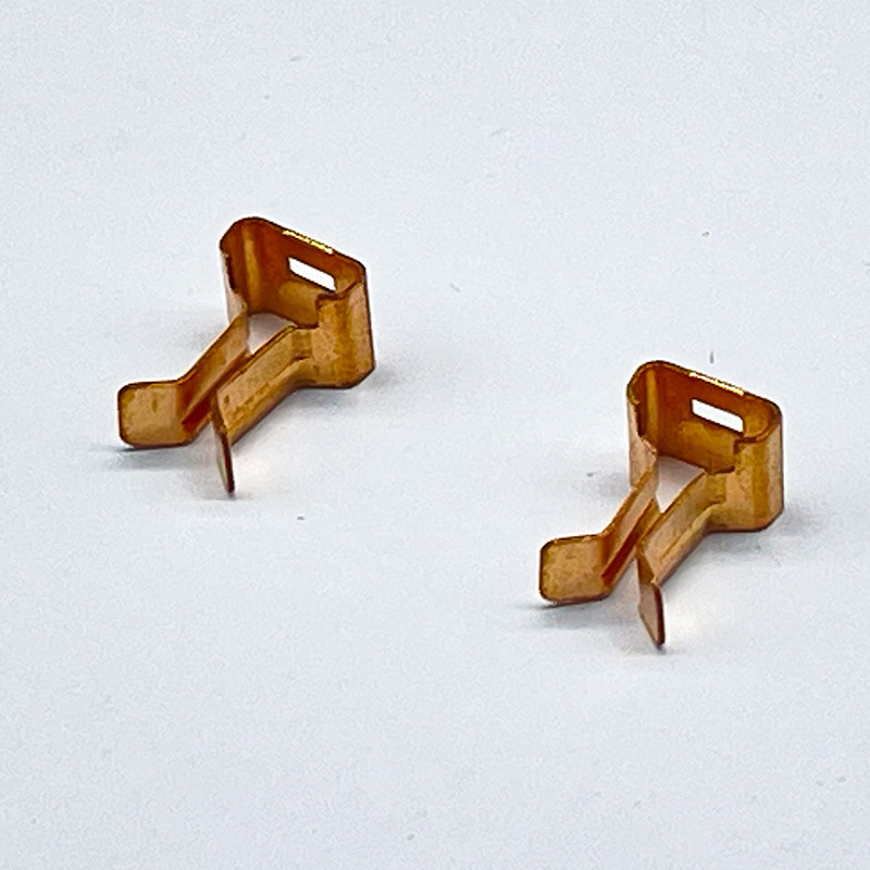 Universāls kontaktu rozete komplekts ar vara kontaktu atsperēm, kontaktu plāksnēm un korpusa ievietojumiem – saderīgs ar EU/US/UK standartiem