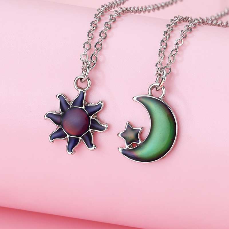 Nyaklánc Nap–Hold–Csillag formájú, ötvözet, olajcsepp-technika, hossz 41–50 cm