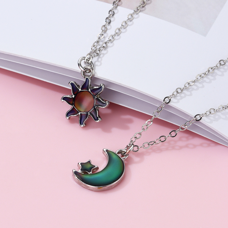 Nyaklánc Nap–Hold–Csillag formájú, ötvözet, olajcsepp-technika, hossz 41–50 cm