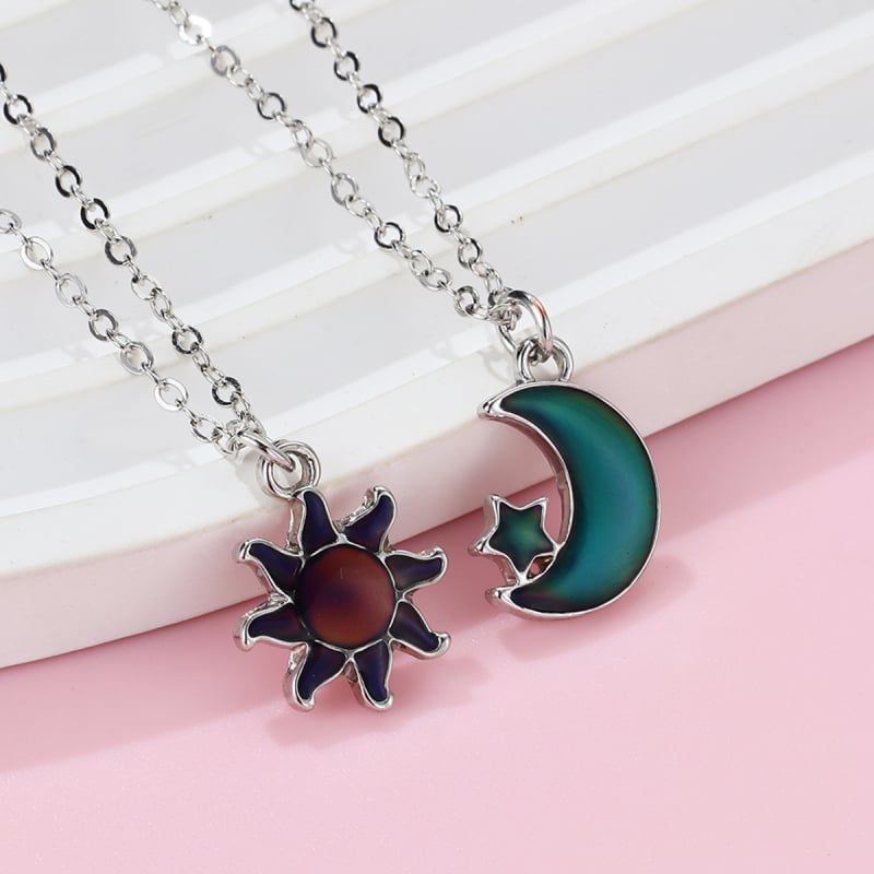 Nyaklánc Nap–Hold–Csillag formájú, ötvözet, olajcsepp-technika, hossz 41–50 cm