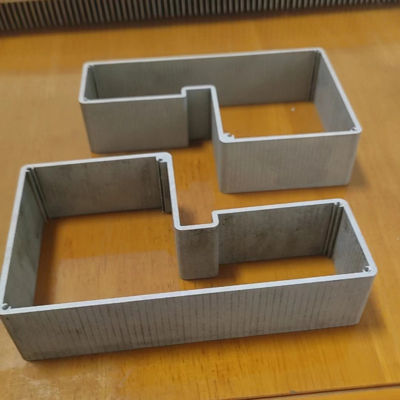 Siltuma izkliedes radiators ar alumīnija korpusu un efektīvu siltuma izkliedi (Modelis: heat sink; Materiāls: alumīnijs; Zīmols: Zhouyu Electrical Appliances)