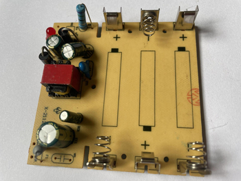 UPS lietains izturīgs barošanas avots ar vertikālu trīs kāju stiprinājumu 18650 baterijām