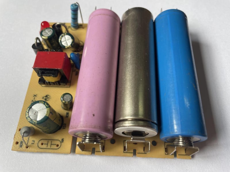 UPS lietains izturīgs barošanas avots ar vertikālu trīs kāju stiprinājumu 18650 baterijām