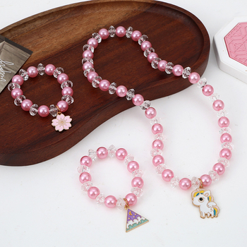 Gyermekeknek szóló unikornis ékszerszett — kézzel készített műanyag/gyanta nyaklánc és karkötő, imitált gyöngyökből készült virág medállal, hercegnő/rajzfilm stílusban