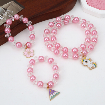 Gyermekeknek szóló unikornis ékszerszett — kézzel készített műanyag/gyanta nyaklánc és karkötő, imitált gyöngyökből készült virág medállal, hercegnő/rajzfilm stílusban