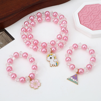 Gyermekeknek szóló unikornis ékszerszett — kézzel készített műanyag/gyanta nyaklánc és karkötő, imitált gyöngyökből készült virág medállal, hercegnő/rajzfilm stílusban