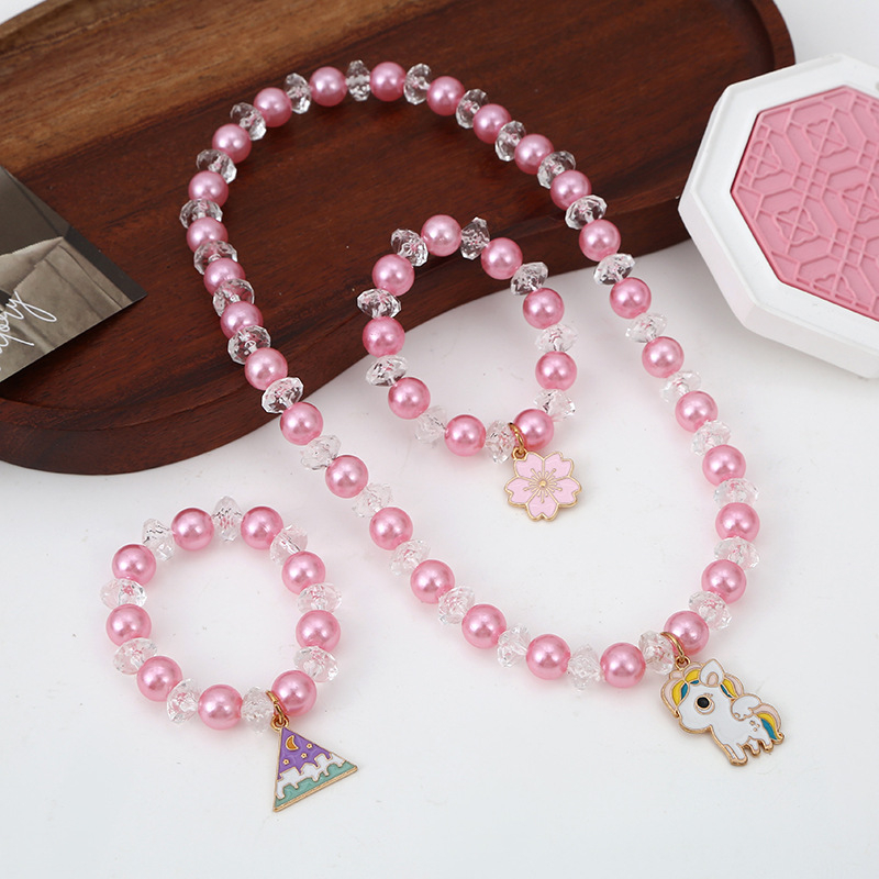 Gyermekeknek szóló unikornis ékszerszett — kézzel készített műanyag/gyanta nyaklánc és karkötő, imitált gyöngyökből készült virág medállal, hercegnő/rajzfilm stílusban