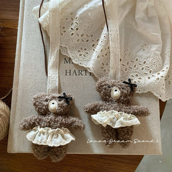 Gyerekeknek szóló nyaklánc rajzfilmszerű medvés designnal - kevert anyagokból, textile medál, szabályos lánc, körméret legfeljebb 30 cm