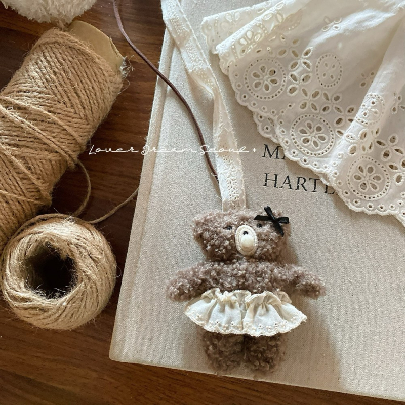 Gyerekeknek szóló nyaklánc rajzfilmszerű medvés designnal - kevert anyagokból, textile medál, szabályos lánc, körméret legfeljebb 30 cm