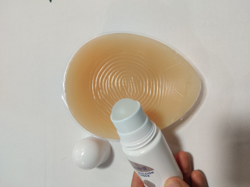 Lijepilo za protezu dojke
