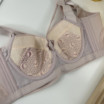 Liemenėlė su minkštu plieno žiedu, ploni puodeliai, pilnas dangos, šoninis krūtinės formavimas ir kūno formavimas, reguliuojamos petnešėlės, užpakalinis penkių eilučių užsegimas