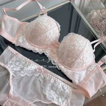 Krūšturių komplektas, nėrinių nailonas; Taurė 3/4; Taurės forma: viršuje plona, apačioje stora; Nuimamos dvigubos petnešėlės; Nugaros užsegimas su keturiais kabliukais ir kilpomis (Nėriniai nailonas; Taurė 3/4; Taurės forma: viršuje plona, apačioje stora;