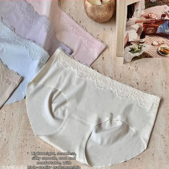 Liemenėlių komplektas – 3/4 puodelio, ploni formuoti puodeliai, pagrindinis audinys nailonas, nugaros užsegimas su trim eilių kabliukais, fiksuoti dvigubi petnešos