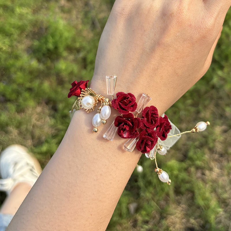 Vestuvinė rankų apyrankė iš audinio, rankų darbo, su konvalijų varpelio motyvu