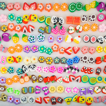 Cercei Stud din feliuțe moi de ceramică – motive fructe, animale și flori; stil coreean pentru copii; amestec aleator de motive; posturi din plastic hipoalergenice