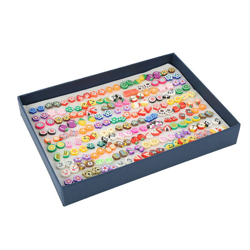 Cercei Stud din feliuțe moi de ceramică – motive fructe, animale și flori; stil coreean pentru copii; amestec aleator de motive; posturi din plastic hipoalergenice