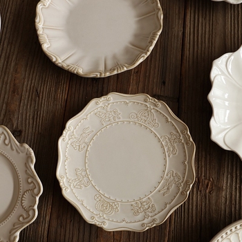 Portselninė lėkštė su krosninės glazūros paviršiumi, dryžių raštas, nėrinių formos, šviesus prabangus retro stilius