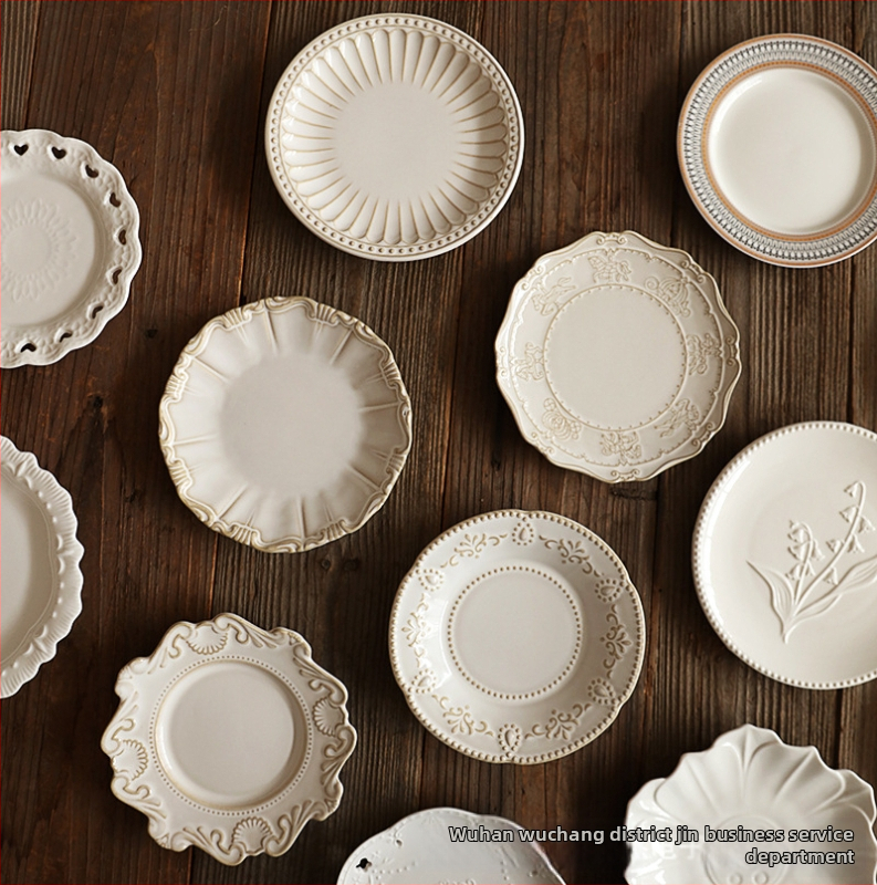 Portselninė lėkštė su krosninės glazūros paviršiumi, dryžių raštas, nėrinių formos, šviesus prabangus retro stilius