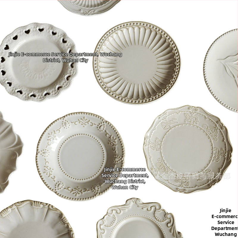 Porcelánový tanier s pecnou glazúrou, pruhovaný vzor, tvar krajky, svetlý luxusný retro štýl